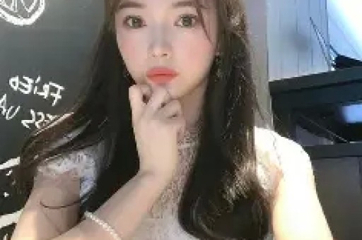 迪丽热巴深V造型登热搜引争议粉丝心疼担心走光审美讨论激烈